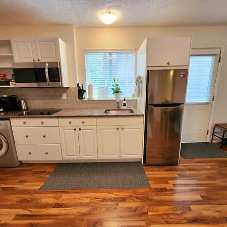 Adorable 1- Bedroom Suite In Langford Виктория Экстерьер фото