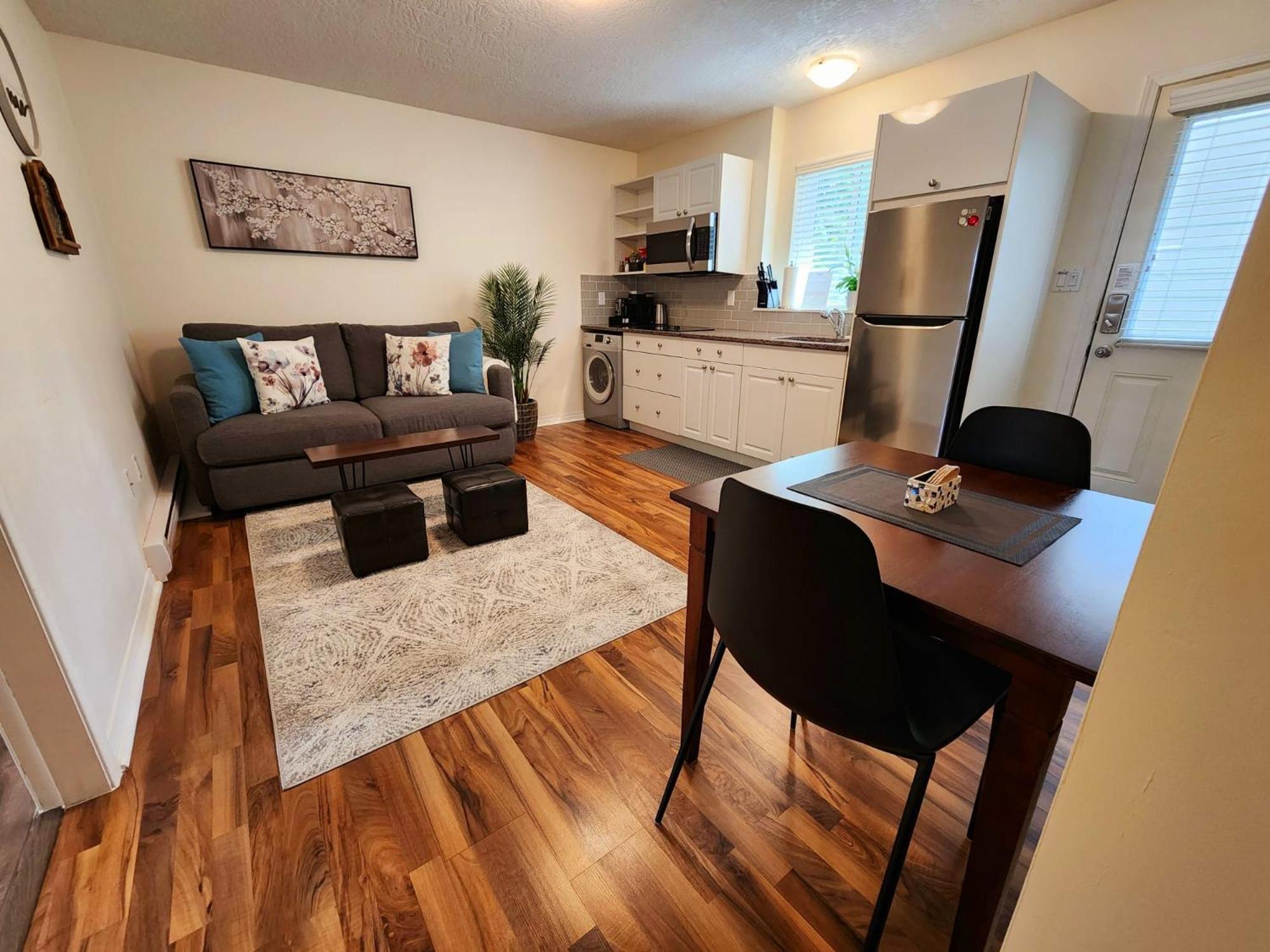 Adorable 1- Bedroom Suite In Langford Виктория Экстерьер фото